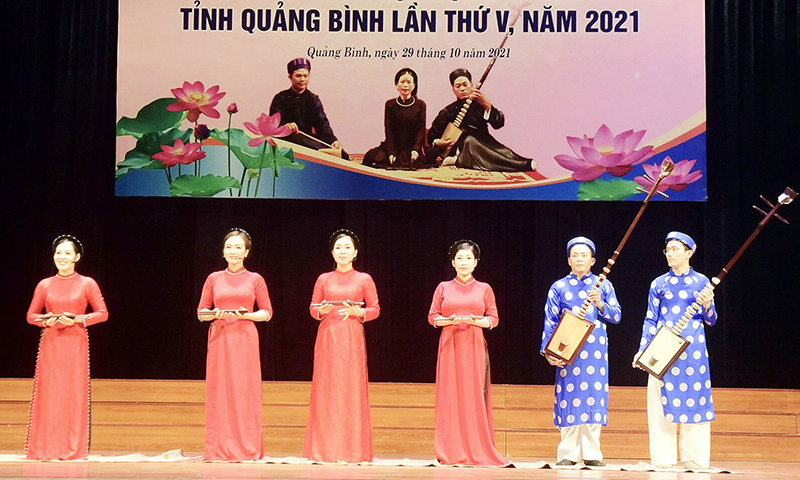 CLB đàn, hát dân ca Trung tâm Văn hóa-Điện ảnh tại Liên hoan ca trù tỉnh Quảng Bình lần thứ V.
