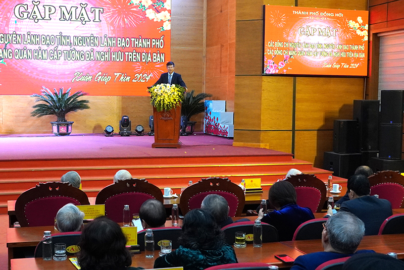 Đại diện các đồng chí nguyên lãnh đạo tỉnh, nguyên lãnh đạo thành phố phát biểu.