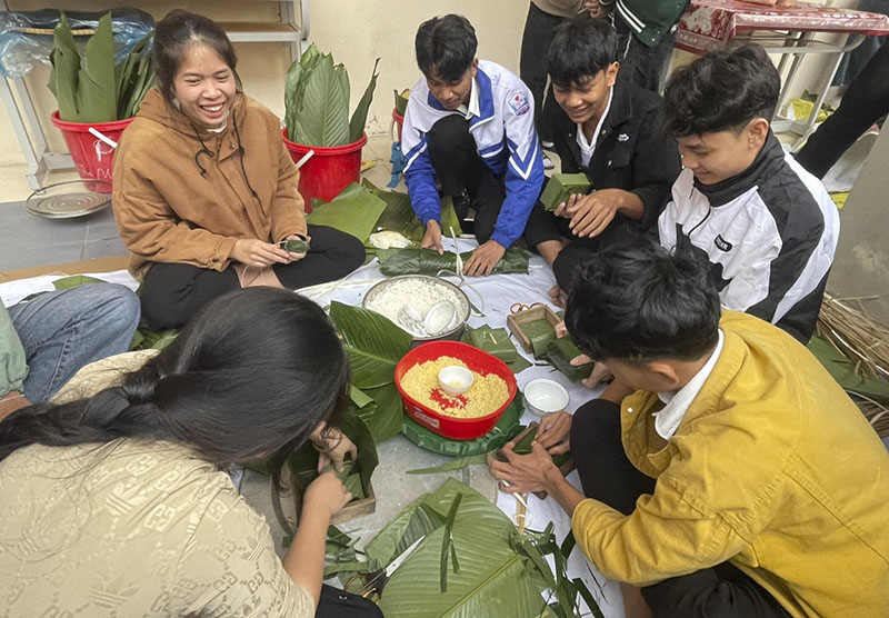 HS Trường Phổ thông dân tộc nội trú tham gia ngày hội gói bánh chương tại trường trước khi về quê đón Tết