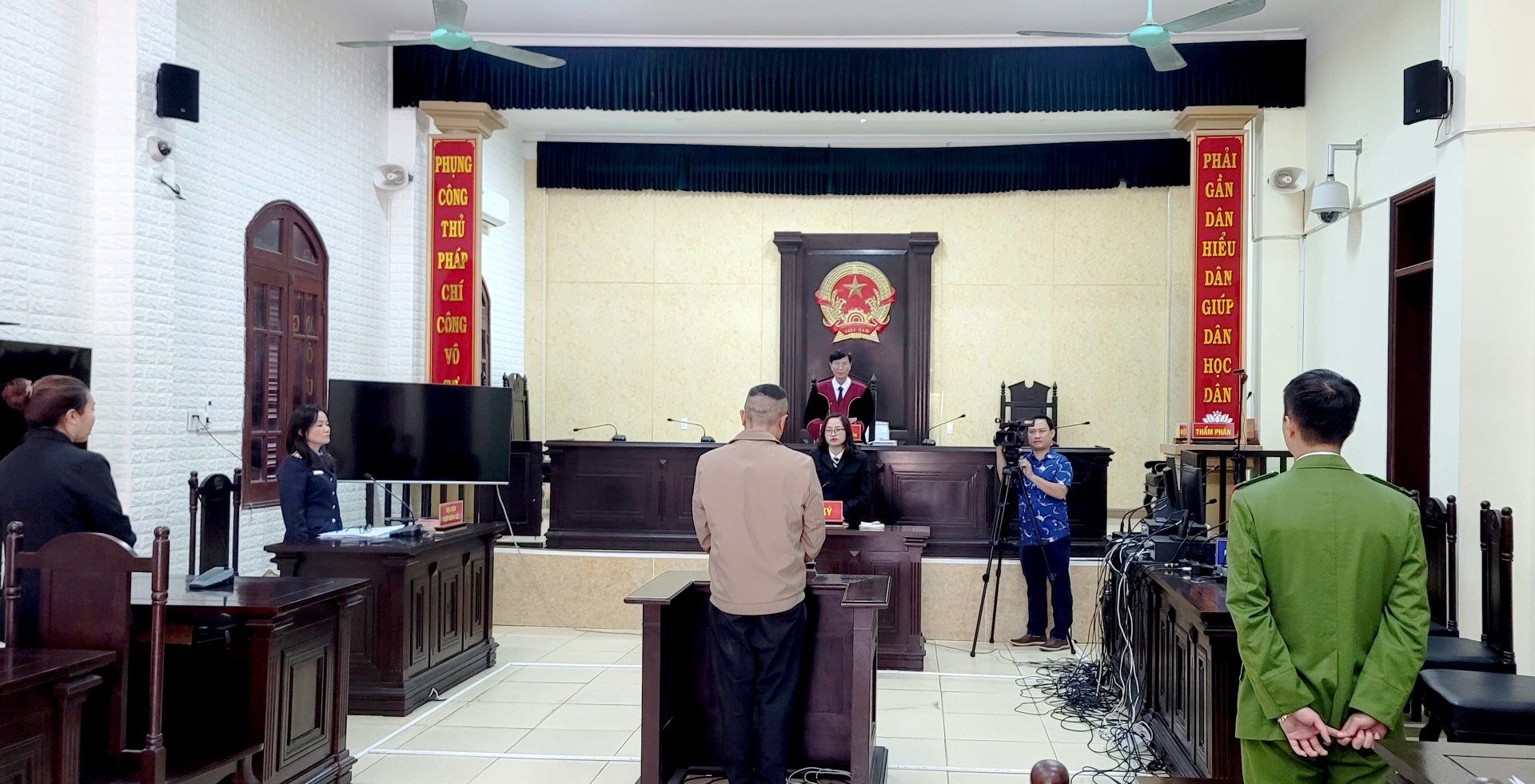 Toàn cảnh phiên tòa