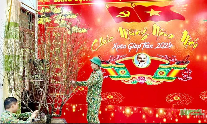  Trang trí cây đào ở bàn thờ Tổ quốc.