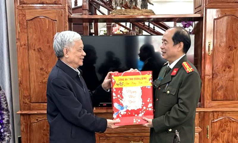 Đồng chí Giám đốc Công an tỉnh Nguyễn Hữu Hợp thăm, chúc Tết gia đình đồng chí Trần Hòa, nguyên Bí Thư Tỉnh ủy.