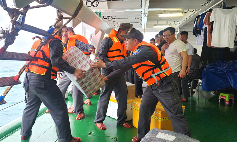 Chuyển quà Tết vào đảo Cồn Cỏ.