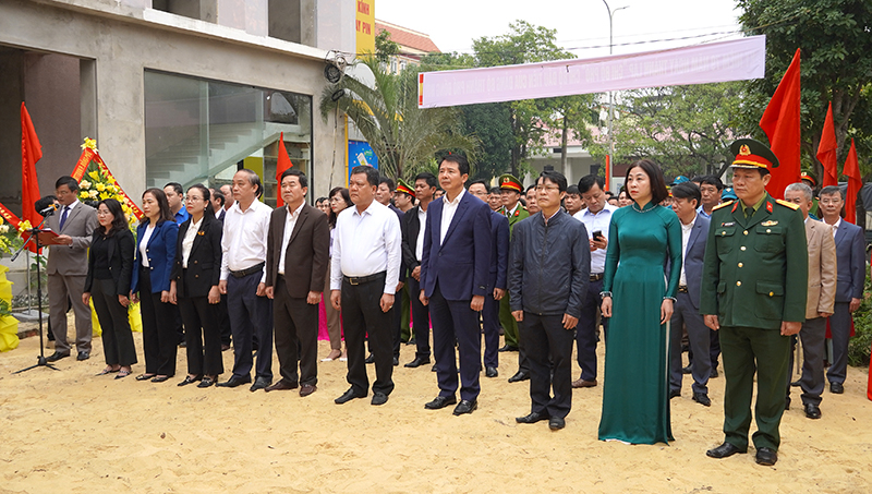Các đại biểu dành thời gian tưởng nhớ về công lao của những người đi trước, ôn lại truyền thống vẻ vang của Đảng bộ.