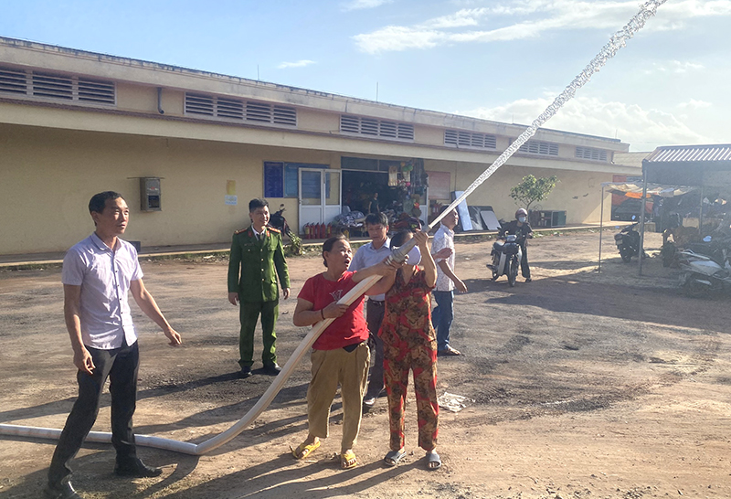 Các hộ tiểu thương thực tập phương án chữa cháy.