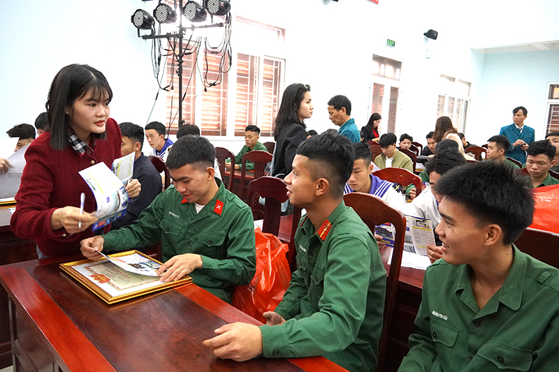 Cơ sở dạy nghề trên địa bàn tư vấn học nghề cho đội ngũ quân nhân vừa hoàn thành nghĩa vụ quân sự.
