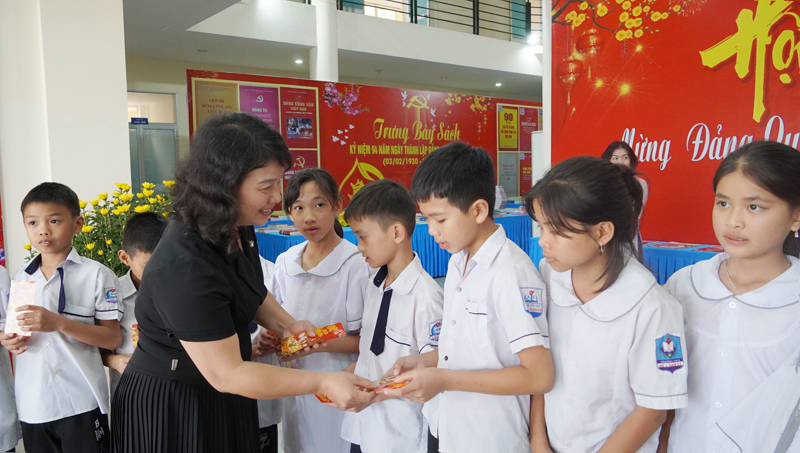 Lãnh đạo Thư viện tỉnh tặng quà chúc mừng năm mới cho các bạn đọc nhỏ tuổi của Làng trẻ em S.O.S Đồng Hới. 