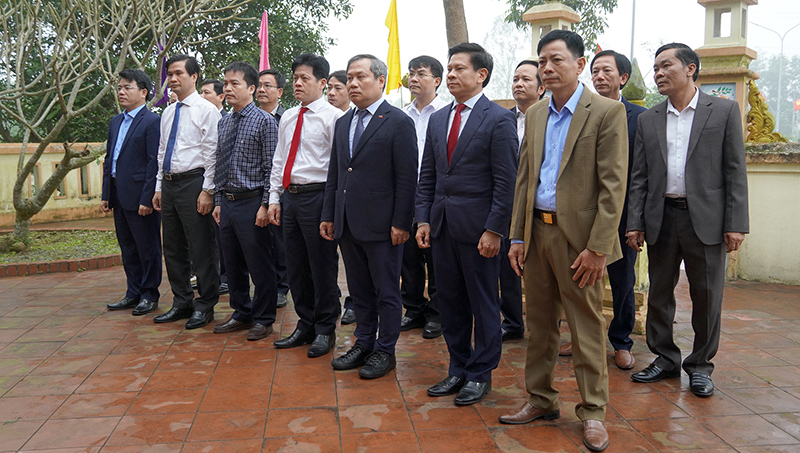 Đồng chí Bí thư Tỉnh ủy Vũ Đại Thắng và các đồng chí lãnh đạo tỉnh dâng hương tại Miếu thành hoàng Mỹ Thổ - Trung Lực