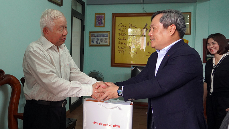 Đồng chí Bí thư Tỉnh ủy Vũ Đại Thắng chúc mừng đồng chí Đinh Hữu Cường, nguyên Bí thư Tỉnh ủy