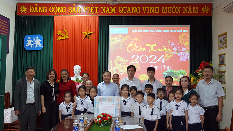 Đồng chí Bí thư Tỉnh ủy Vũ Đại Thắng thăm, chúc mừng Làng trẻ em SOS