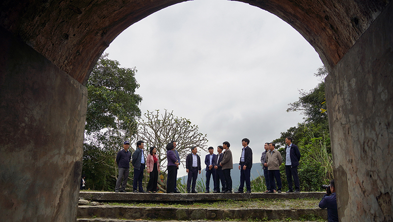 Đồng chí Bí thư Tỉnh ủy kiểm tra di tích Hoành Sơn quan
