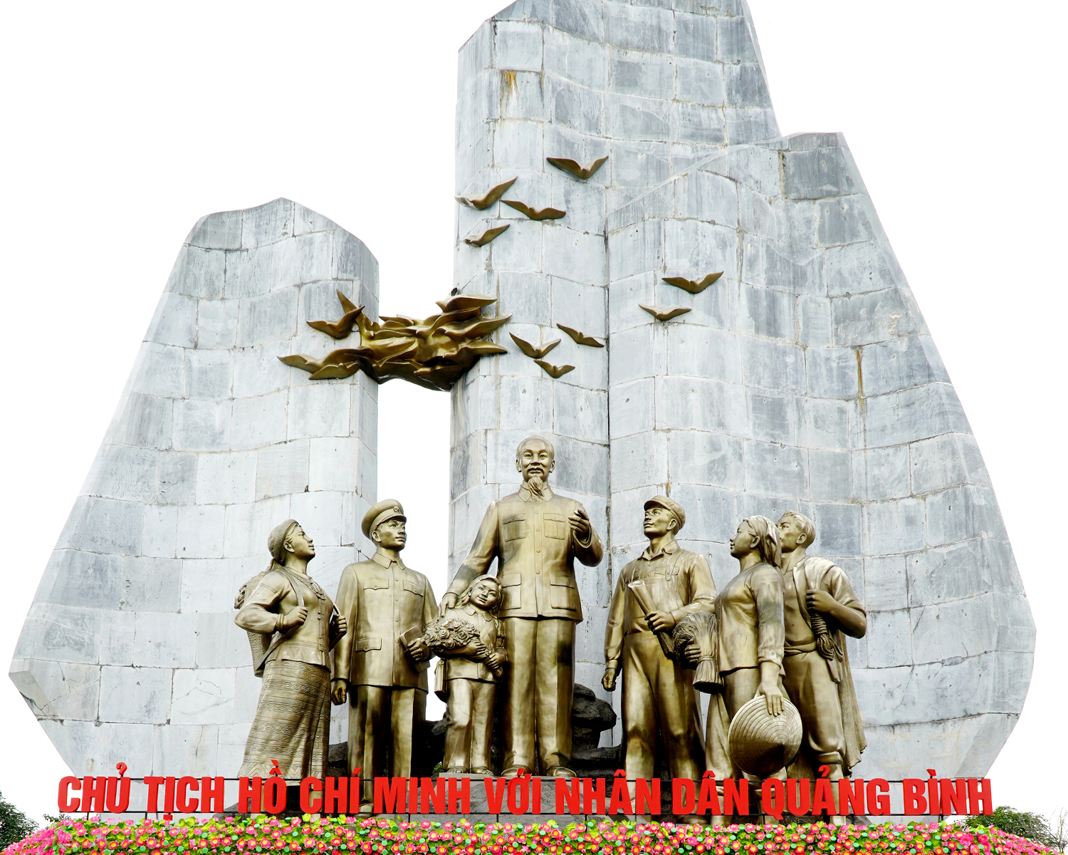 Tượng đài Chủ tịch Hồ Chí Minh với nhân dân Quảng Bình.