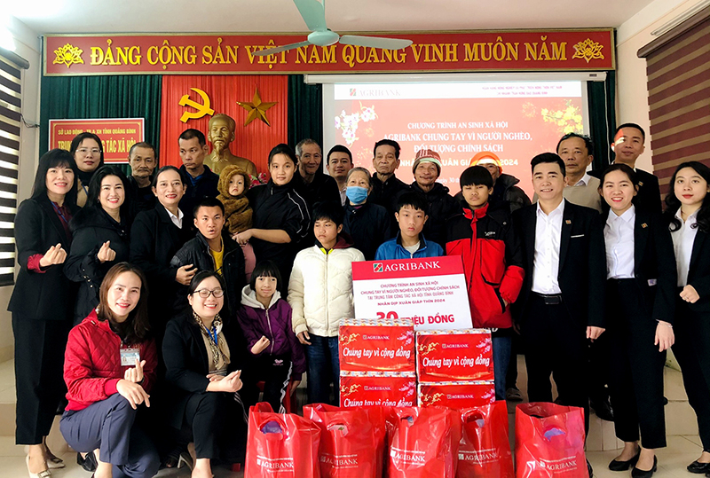 Trao quà Tết tại Trung tâm công tác xã hội tỉnh