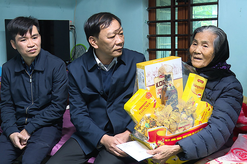 Lãnh đạo Ủy ban MTTQVN TX. Ba Đồn trao quà Tết cho các gia đình có hoàn cảnh khó khăn.