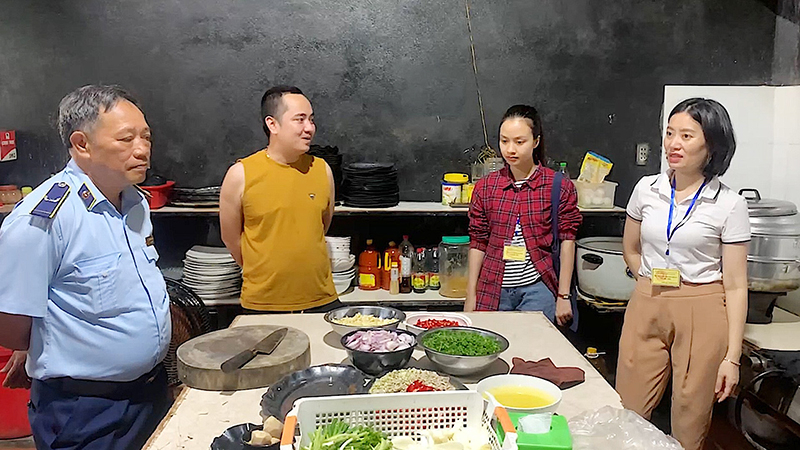 Tuyên truyền cho người dân, chủ các cơ sở kinh doanh chấp hành nghiêm các quy định về vệ sinh ATTP.