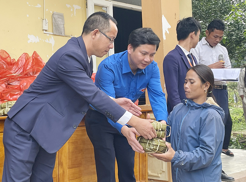 Tặng bánh chưng xanh cho người Bru-Vân Kiều xã Kim Thủy.