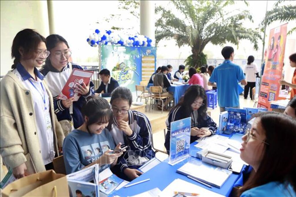 Học sinh tham gia Ngày hội tư vấn tuyển sinh. Ảnh: Hoàng Hùng/TTXVN