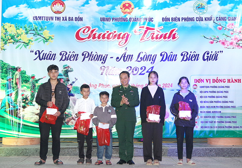 Đại tá Trịnh Thanh Bình, Tỉnh ủy viên, Chỉ huy trưởng Bộ Chỉ huy BĐBP tỉnh tặng quà các em trong chương trình “Con nuôi đồn biên phòng, Nâng bước em đến trường” ở Phường Quảng Phúc, TX. Ba Đồn. 