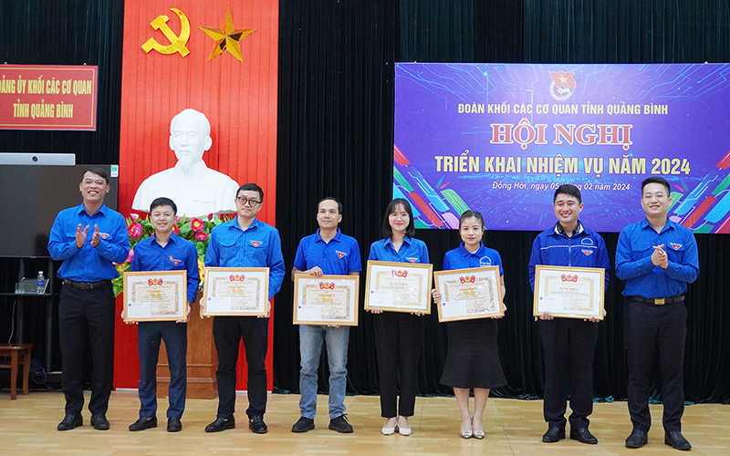 Đại diện lãnh đạo Tỉnh đoàn, Đoàn Khối CCQ tỉnh trao bằng khen của Ban Chấp hành Tỉnh đoàn cho các tập thể, cá nhân có thành tích xuất sắc trong công tác Đoàn và phong trào thanh thiếu nhi năm 2023.