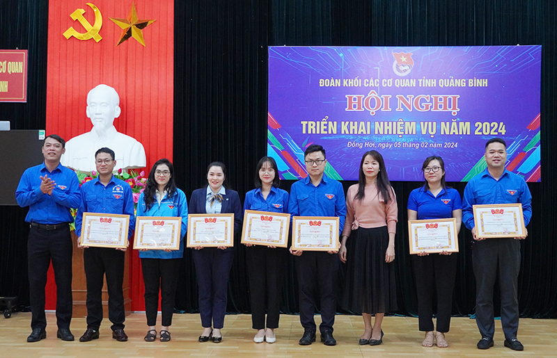 Đại diện lãnh đạo Ban Tuyên giáo, Đoàn Khối CCQ tỉnh tặng giấy khen cho các tập thể có thành tích xuất sắc trong công tác Đoàn và phong trào thanh thiếu nhi năm 2023.