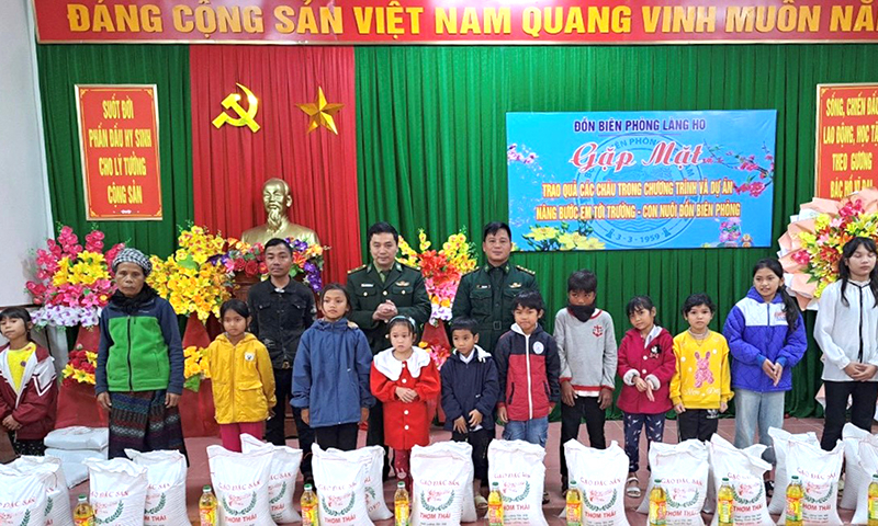 Lãnh đạo Đồn Biên phòng Làng Ho trao quà cho các cháu trong chương trình: “Nâng bước em tới trường-Con nuôi đồn Biên phòng”.