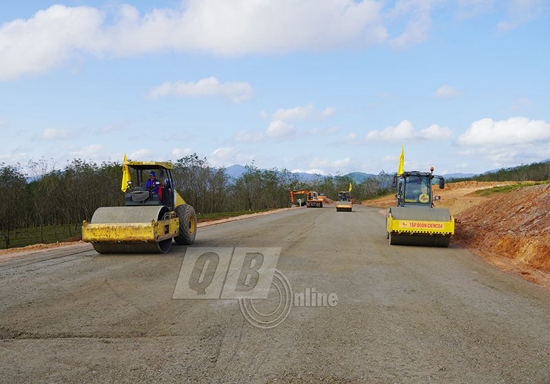 Các nhà thầu tập trung phương tiện, máy móc để thi công tại nút giao thị trấn Nông trường Việt Trung (Bố Trạch).