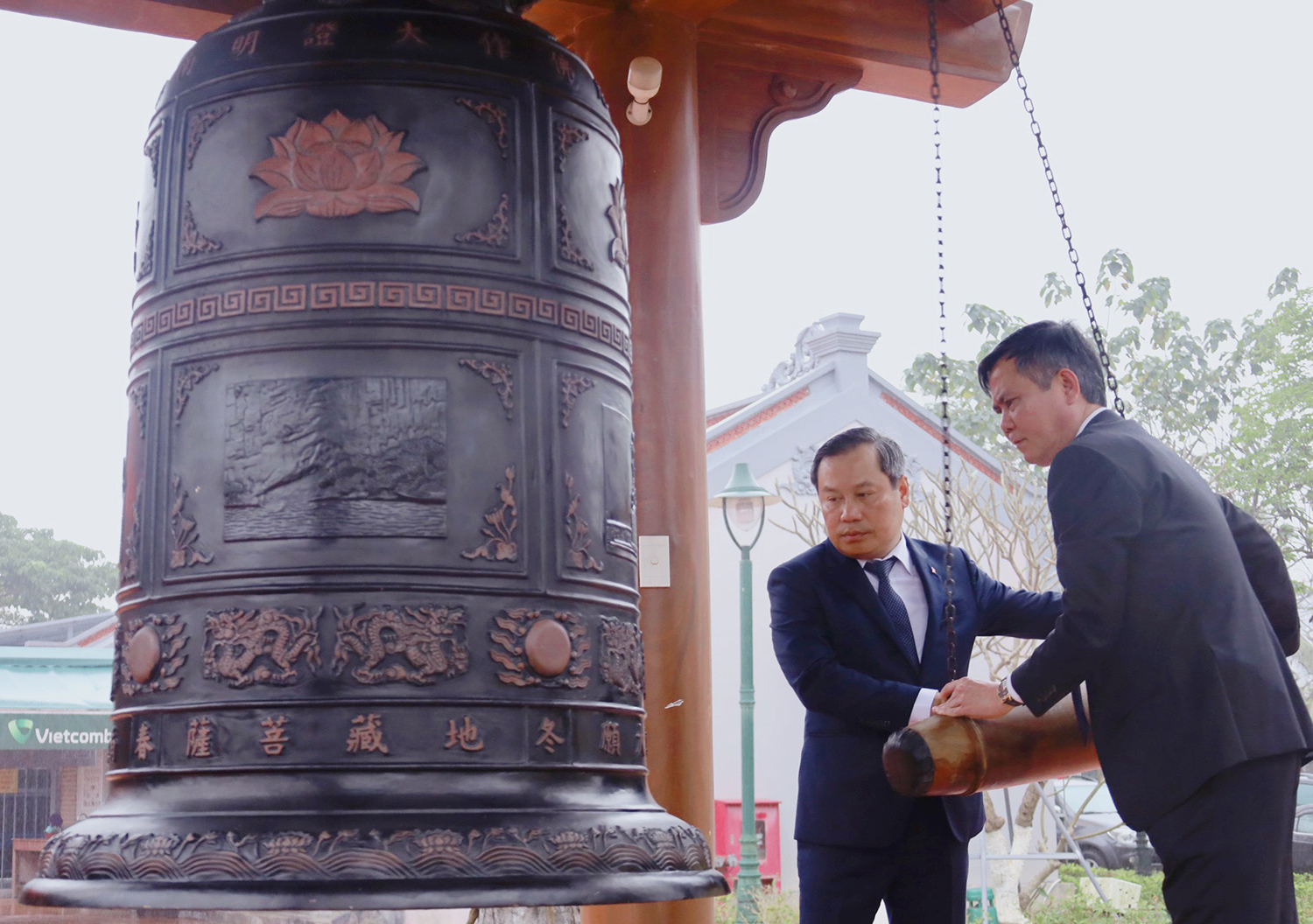 Đồng chí Vũ Đại Thắng, Ủy viên Trung ương Đảng, Bí thư Tỉnh ủy, Trưởng đoàn Đại biểu Quốc hội tỉnh và đồng chí Trần Thắng, Chủ tịch UBND tỉnh thực hiện nghi lễ thỉnh chuông tại tháp chuông Đền thờ Bác Hồ và các anh hùng liệt sĩ.