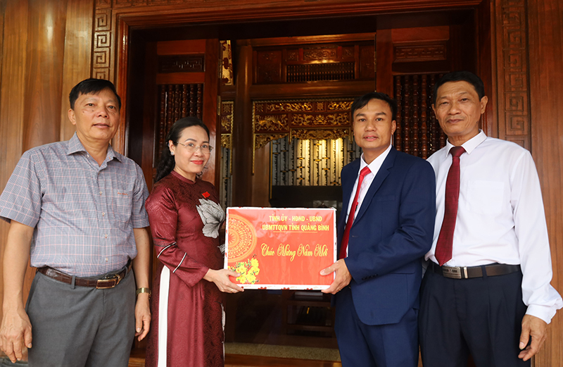 Thay mặt Tỉnh ủy, HĐND, UBND, Ủy ban MTTQVN tỉnh, đồng chí Phạm Thị Hân, Ủy viên Ban Thường vụ Tỉnh ủy, Chủ tịch Ủy ban MTTQVN tỉnh đã trao quà Tết cho đại diện Ban quản lý Đền thờ Bác Hồ và các Anh hùng, liệt sĩ. 