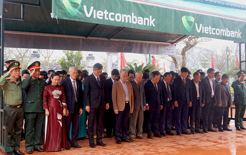 Các đại biểu đã đã dành phút mặc niệm tưởng nhớ công ơn Chủ tịch Hồ Chí Minh và các Anh hùng, liệt sĩ.