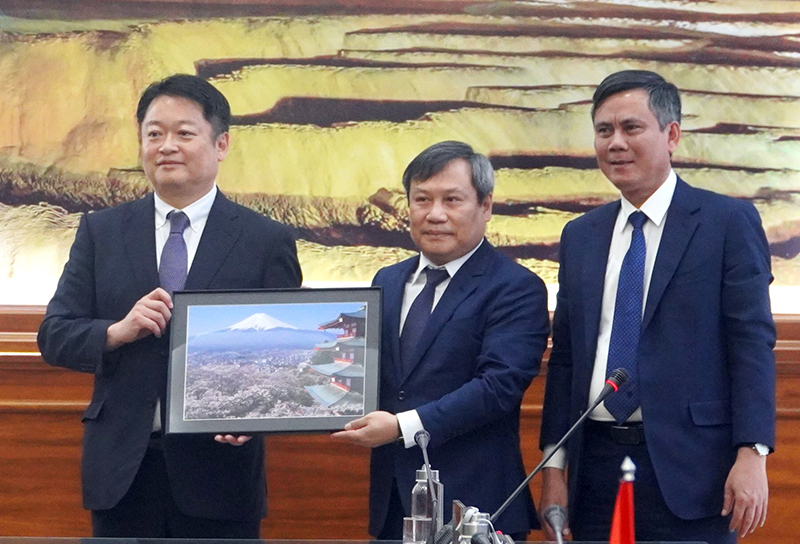 Thống đốc Nagasaki Korato tặng quà lưu niệm cho các đồng chí lãnh đạo tỉnh Quảng Bình. Ảnh: Ngọc Mai