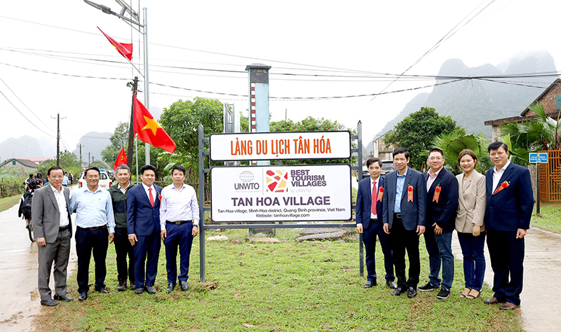 Tân Hóa đón nhận danh hiệu Làng du lịch tốt nhất thế giới. Ảnh: Văn Minh