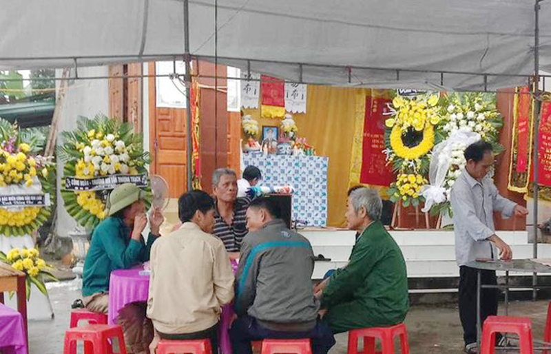 Người dân đến chia buồn và chung tay lo hậu sự với gia đình bệnh nhân.