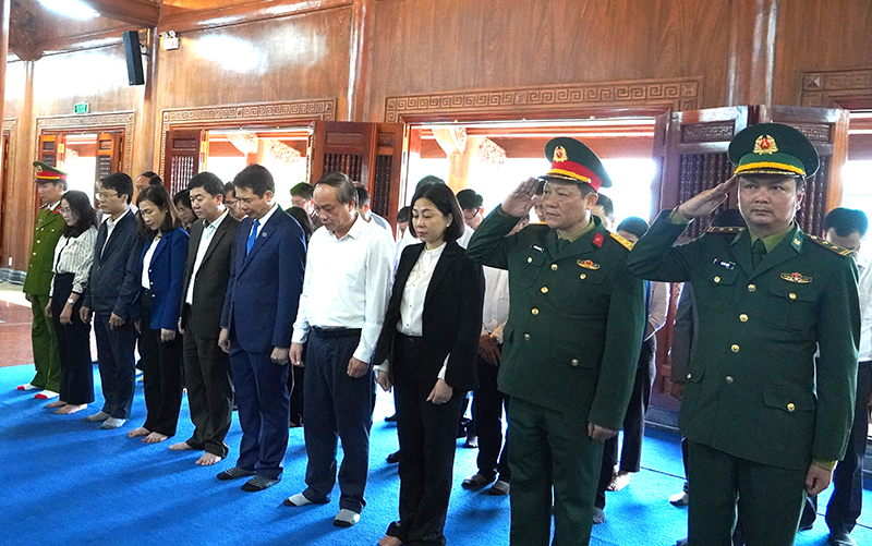 Đoàn đại biểu TP. Đồng Hới tưởng niệm Bác Hồ và các Anh hùng liệt sỹ. 