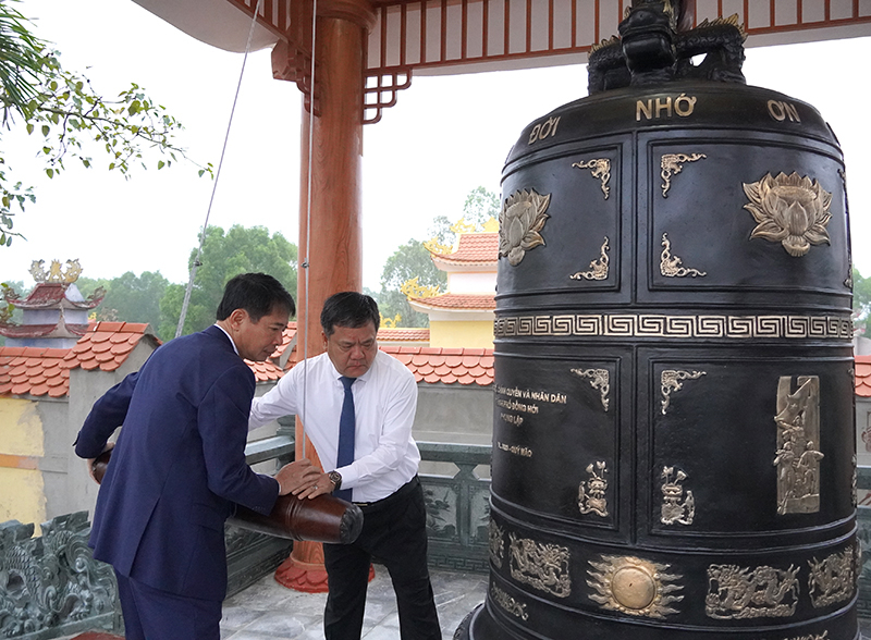 Đồng chí Bí thư Thành ủy và Chủ tịch UBND thành phố thỉnh chuông tại tại Nghĩa trang liệt sỹ thành phố.