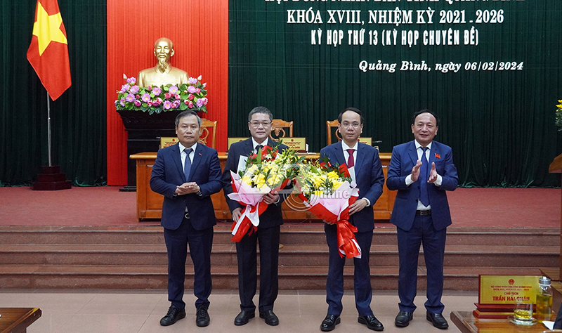 Đồng chí Bí thư Tỉnh ủy Vũ Đại Thắng và đồng chí Phó Bí thư Thường trực Tỉnh ủy, Chủ tịch HĐND tỉnh Trần Hải Châu tặng hoa chúc mừng các đồng chí Phan Phong Phú và Phan Mạnh Hùng