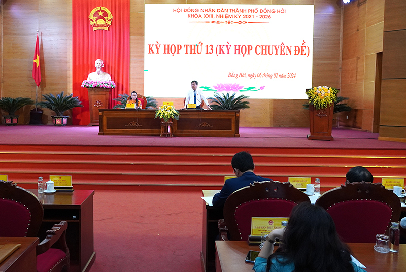 Chủ tọa kỳ họp điều hành thực hiện quy trình, thủ tục bầu Phó Chủ tịch UBND TP. Đồng Hới nhiệm kỳ 2021-2026. 