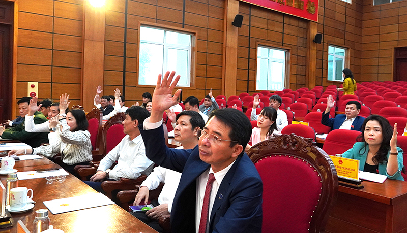 Đại biểu HĐND thành phố biểu quyết thông qua Nghị quyết về việc xác nhận kết quả bầu bổ sung Phó Chủ tịch UBND TP. Đồng Hới khóa XXII, nhiệm kỳ 2021-2026.