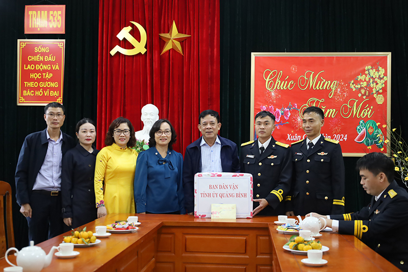 Đại diện các ban, ngành thăm, tặng quà cho cán bộ, chiến sĩ Trạm Rađa 535. 