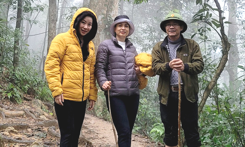 Hành trình của các thành viên NTN “Hành trình kết nối yêu thương Hà Nội-Quảng Bình” vào với đồng bào Bru-Vân Kiều bản Đoòng.