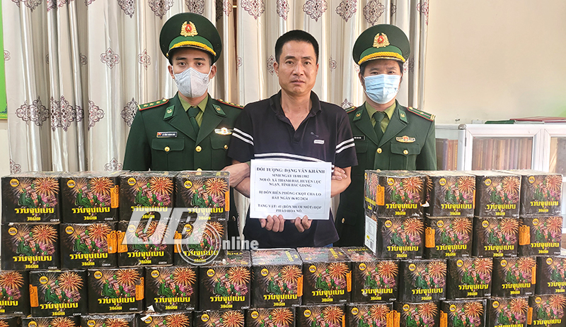 Đối tượng Đặng Văn Khánh và tang vật 41 hộp pháo hoa nổ.
