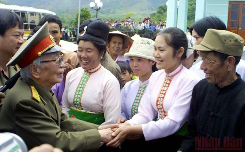 Đồng bào Điện Biên xúc động đón Đại tướng Võ Nguyên Giáp về thăm lại chiến trường Điện Biên Phủ. Ảnh: Tư liệu