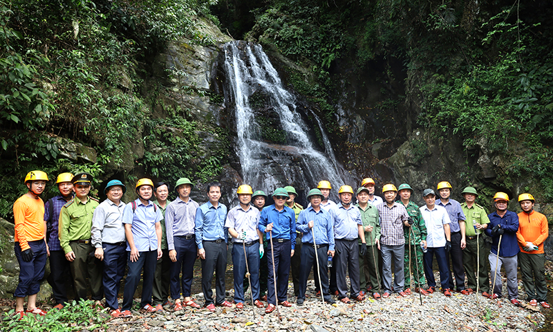Đồng chí Phó Bí thư Thường trực Tỉnh ủy Trần Hải Châu và đoàn công tác của tỉnh khảo sát, trải nghiệm tuyến du lịch thử nghiệm tại Khu dự trữ thiên nhiên Động Châu-khe Nước Trong (xã Kim Thủy, Lệ Thủy).