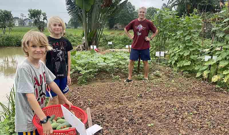 Du khách nước ngoài trải nghiệm tại Phong Nha Farmstay.