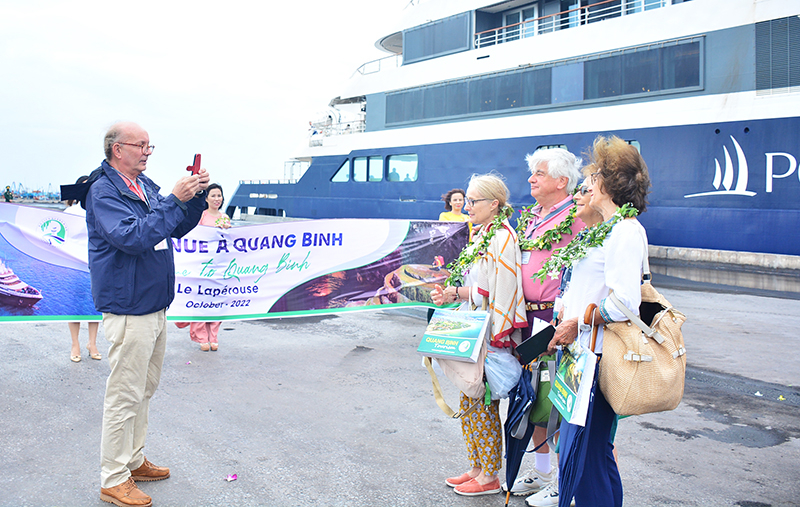 Khách quốc tế trên du thuyền cao cấp Le Lapérouse của hãng Ponant (Pháp) xuống cảng Hòn La. Ảnh: Xuân Hoàng