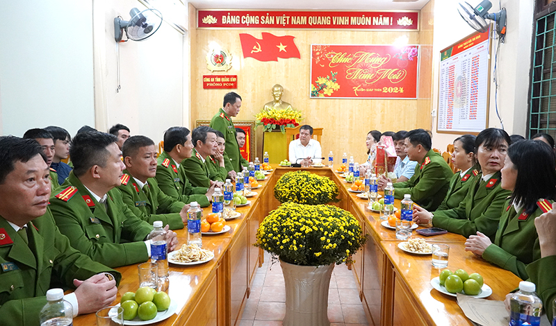 Đại diện lãnh đạo Phòng Cảnh sát quản lý hành chính về trật tự xã hội (Công an tỉnh) báo cáo tình hình bảo đảm an ninh trật tự trước, trong và sau Tết. 