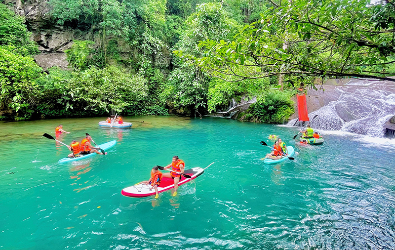 Trải nghiệm chèo thuyền kayak tại suối Chà Cùng.