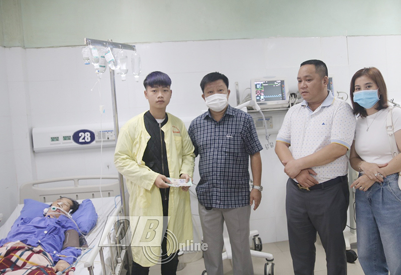  Mỗi suất quà gồm 2 triệu đồng tiền mặt, góp phần giúp các bệnh nhân nghèo vơi bớt khó khăn.