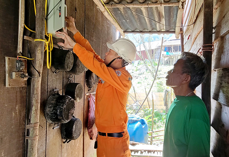 Lắp đặt thiết bị điện sau công tơ cho đồng bào A Rem xã Tân Trạch