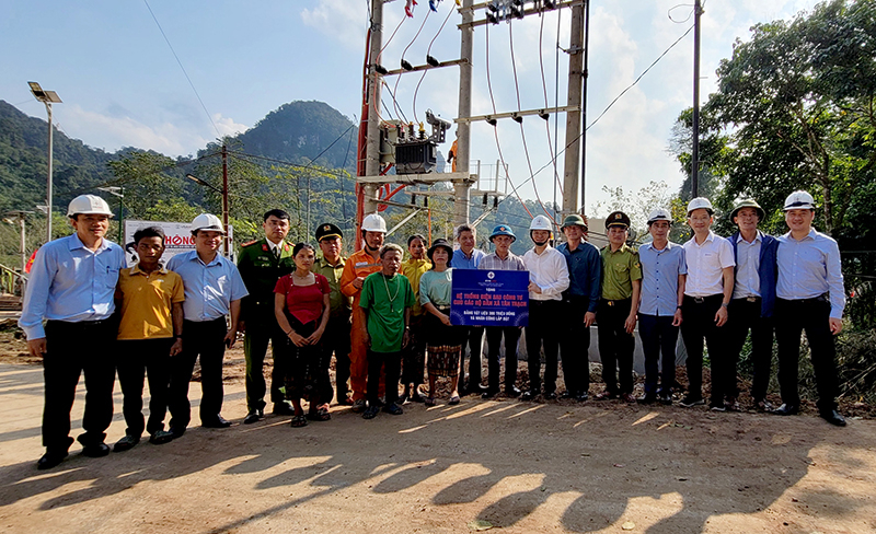 Ngành điện lực trao hỗ trợ 300 triệu đồng lắp đặt trang thiết bị điện sau công tơ cho đồng bào A Rem