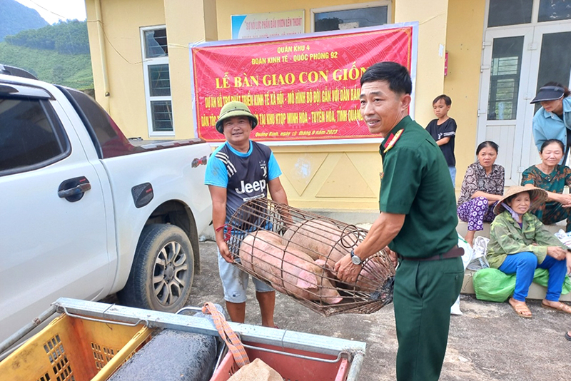 Trao lợn giống hỗ trợ đồng bào vùng dự án. 
